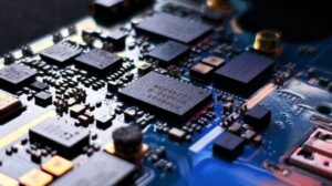 La escasez de chips va para largo: el gran referente de los semiconductores frena el optimismo para los próximos dos años